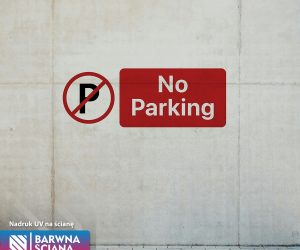 Znak na parkingu firmy, oznaczenia parkingu firmowego, zakaz parkowania dla firm. Nadruk na elewacji budynku, na elewacji firmy, malowanie na elewacji firmy, malowanie na ścianie budynku